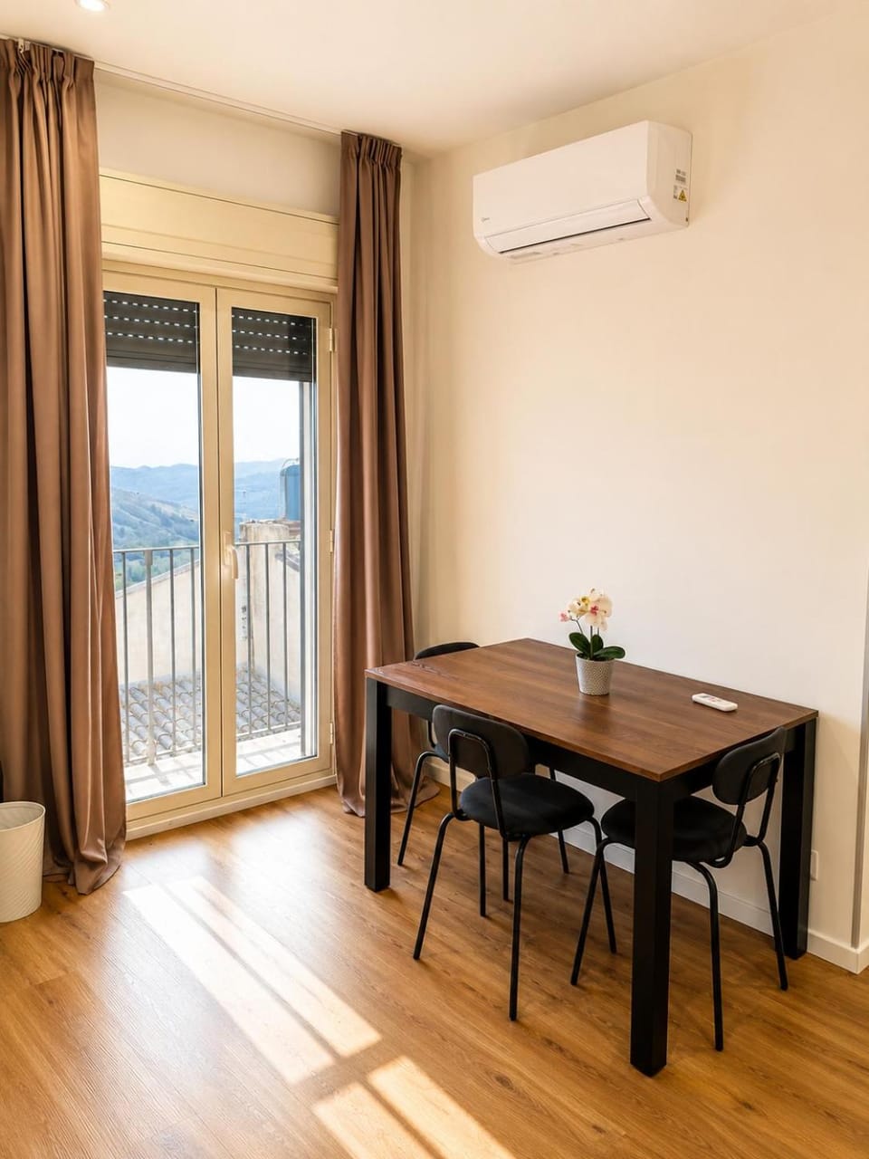 Balcony/Terrace, Dining area, air conditioner