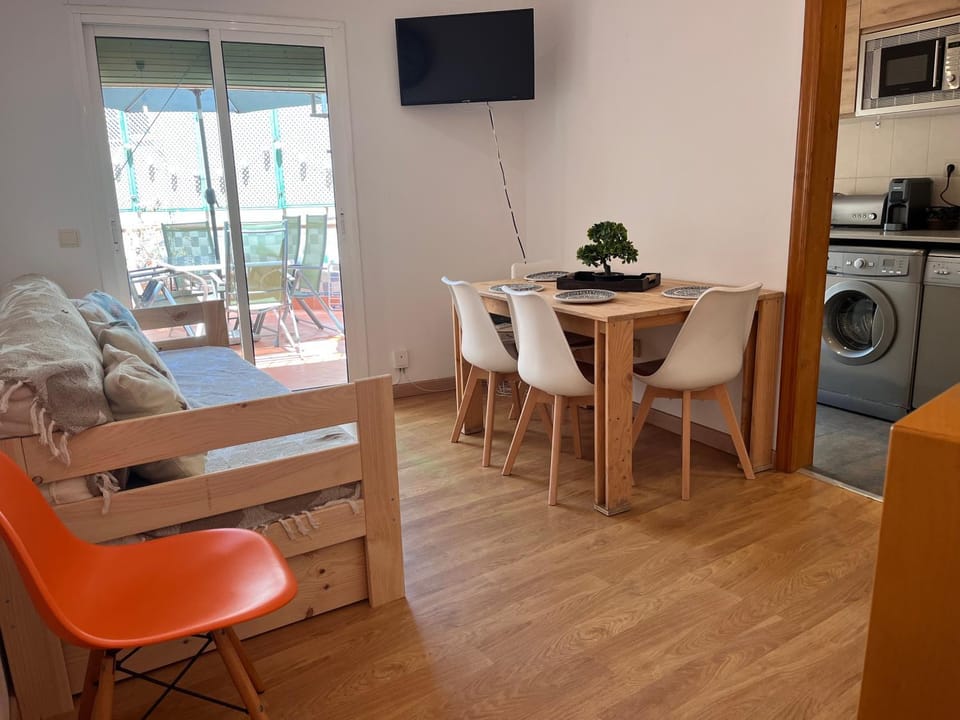 Communal lounge/ TV room, TV and multimedia, Living room, Seating area, Dining area