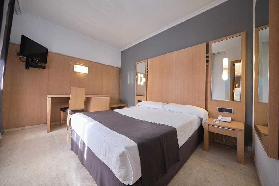 Photo of the whole room, Street view