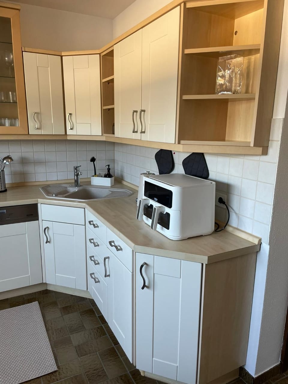 Coffee/tea facilities, Kitchen or kitchenette, stove, toaster