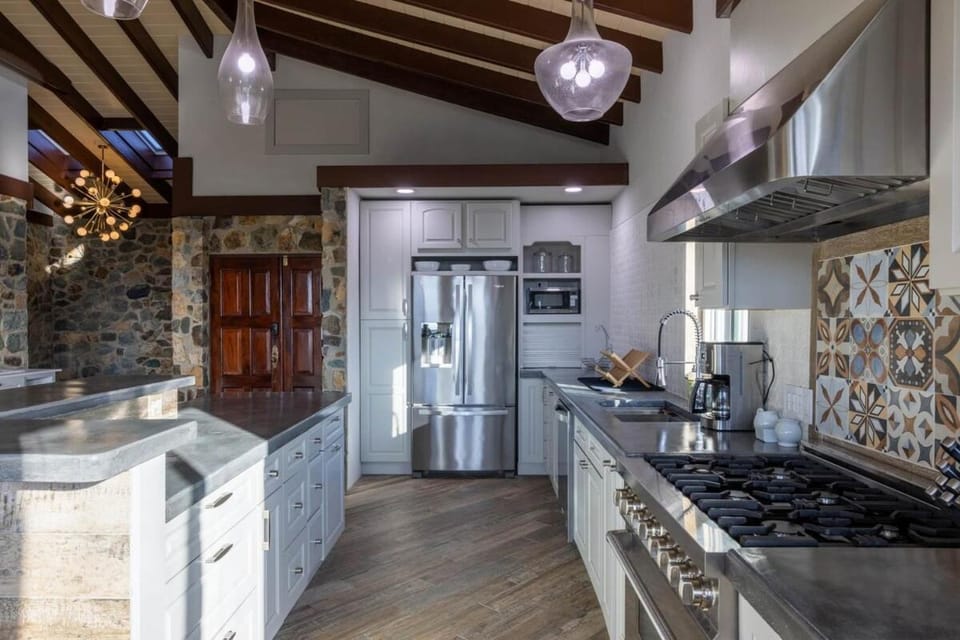 Kitchen or kitchenette, dishwasher, oven, toaster