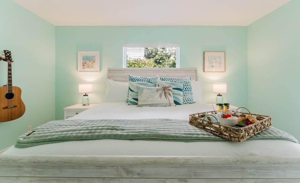 Juno Breeze Hot Tub Walk to Beach Sleeps 9! Villa in Juno Beach