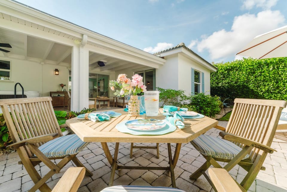 Juno Breeze Hot Tub Walk to Beach Sleeps 9! Villa in Juno Beach