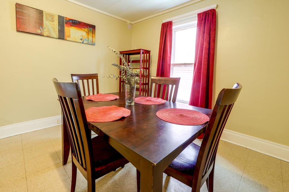 Walk to Rosamond Gifford Zoo & Dining! Cozy Unit Apartment in Syracuse