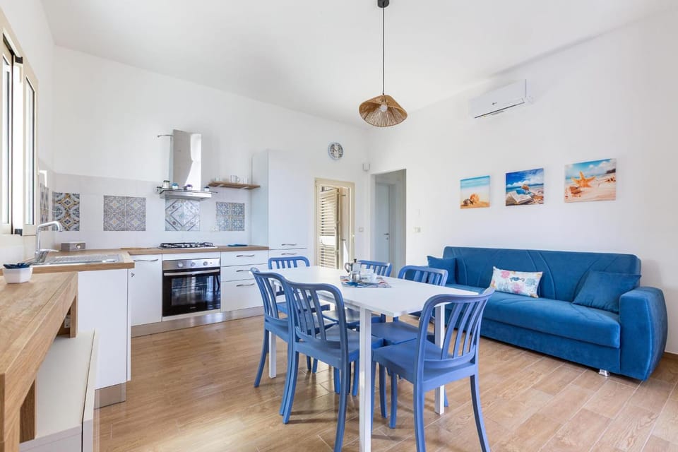Kitchen or kitchenette, Living room, Seating area, Dining area, dishwasher, oven, pet friendly, stove