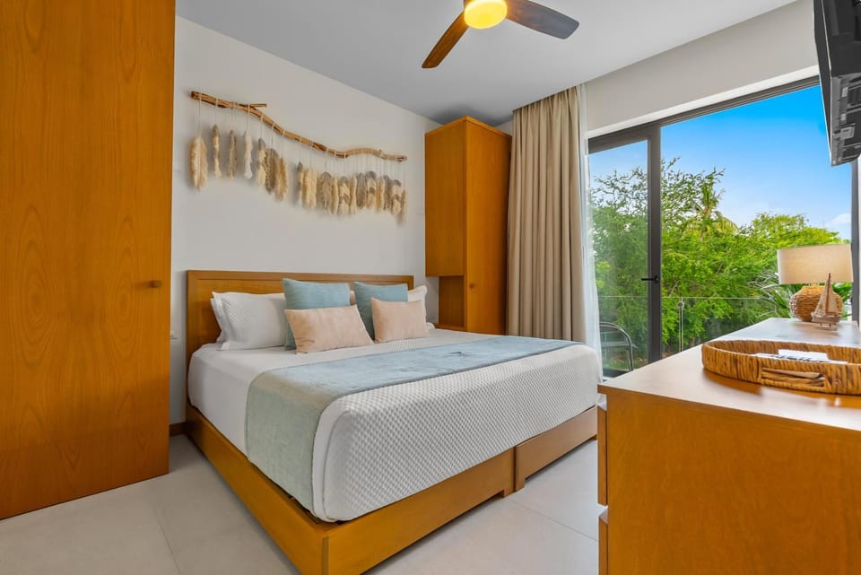 Oceanfront 1BR condo with pool, gym, AC, and balcony. Apartment in La Cruz de Huanacaxtle
