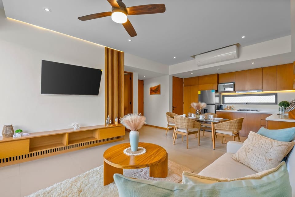 Oceanfront 1BR condo with pool, gym, AC, and balcony. Apartment in La Cruz de Huanacaxtle