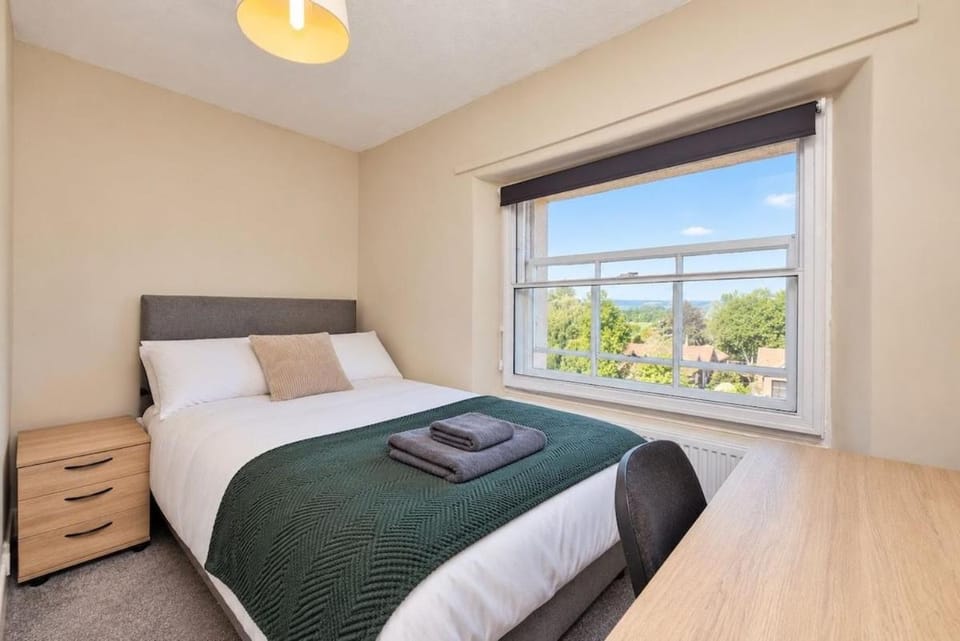 3-Bed Flat, Long Term Stays - Free Parking Apartment in Taunton