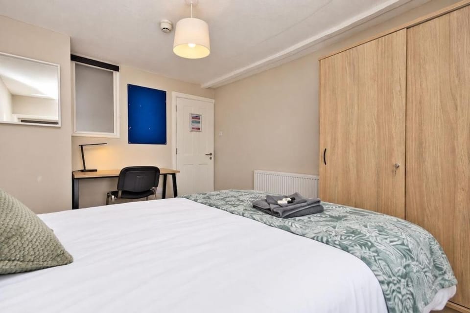 3-Bed Flat, Long Term Stays - Free Parking Apartment in Taunton