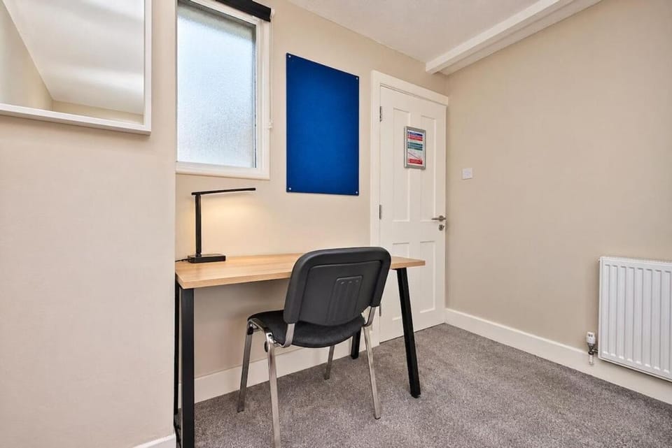 3-Bed Flat, Long Term Stays - Free Parking Apartment in Taunton