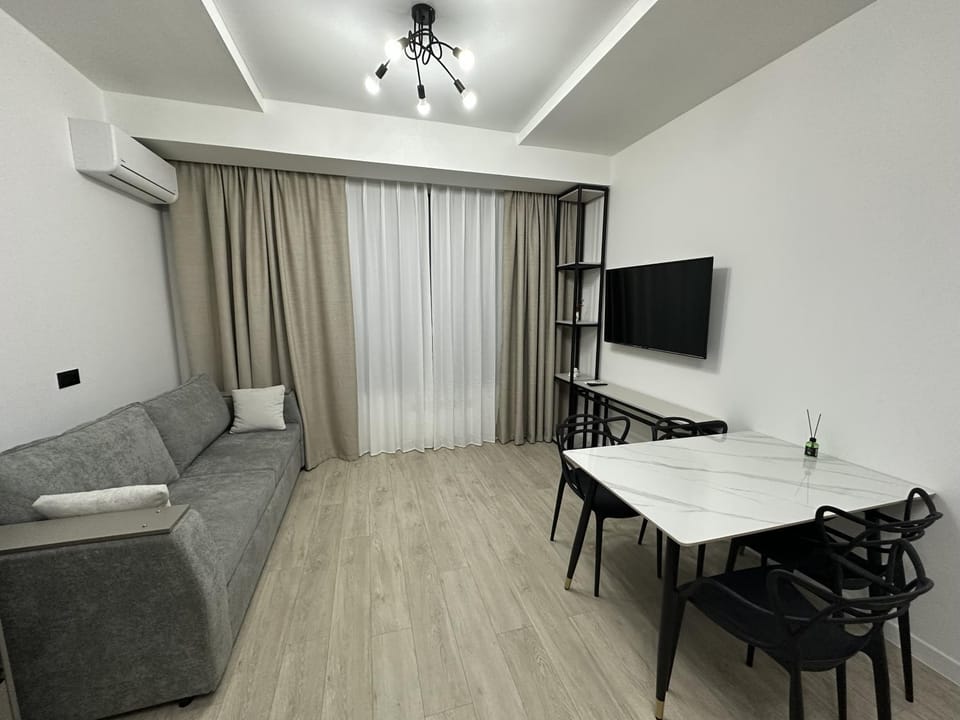 Communal lounge/ TV room, TV and multimedia, Living room, Seating area, Dining area