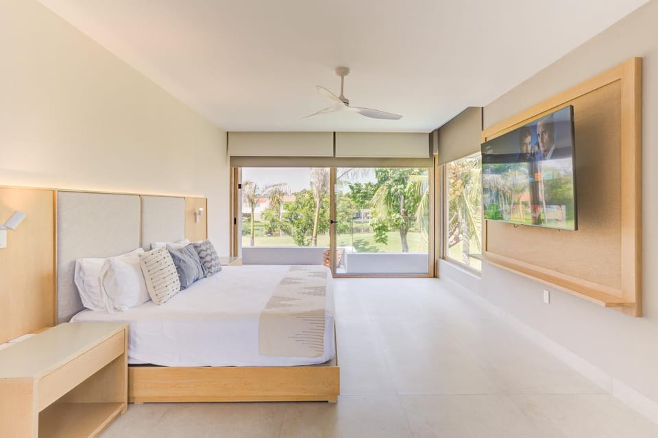 Bed, TV and multimedia, Bedroom