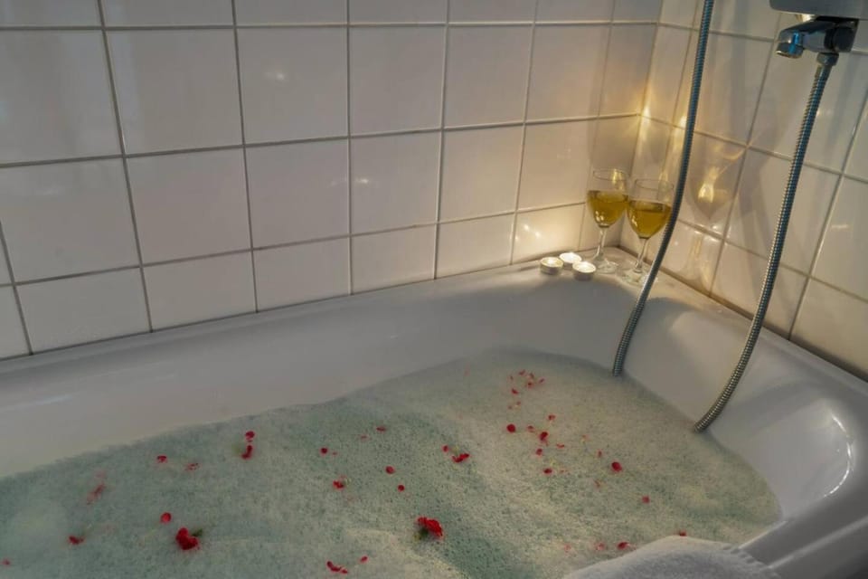 1875 Attic, Bathtub, Walking Street, Top Floor Apartment in Helsinki