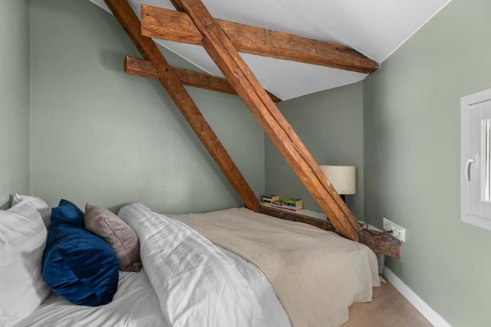 1875 Attic, Bathtub, Walking Street, Top Floor Apartment in Helsinki