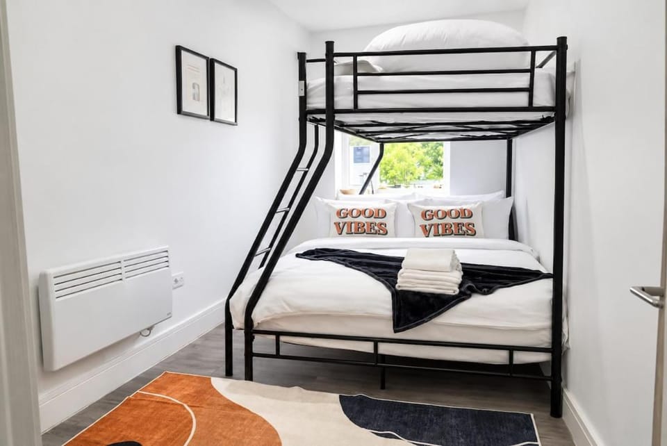 Bright 2-Bed Flat for 5 Quick Central Access Apartment in London