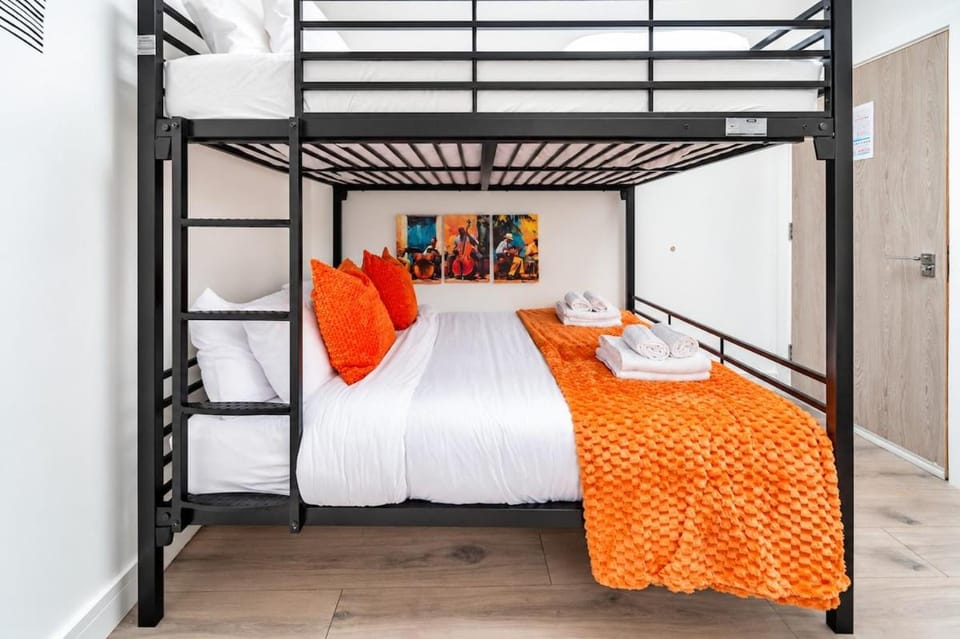 Open-Plan Studio with Living Area Near Tube Apartment in London