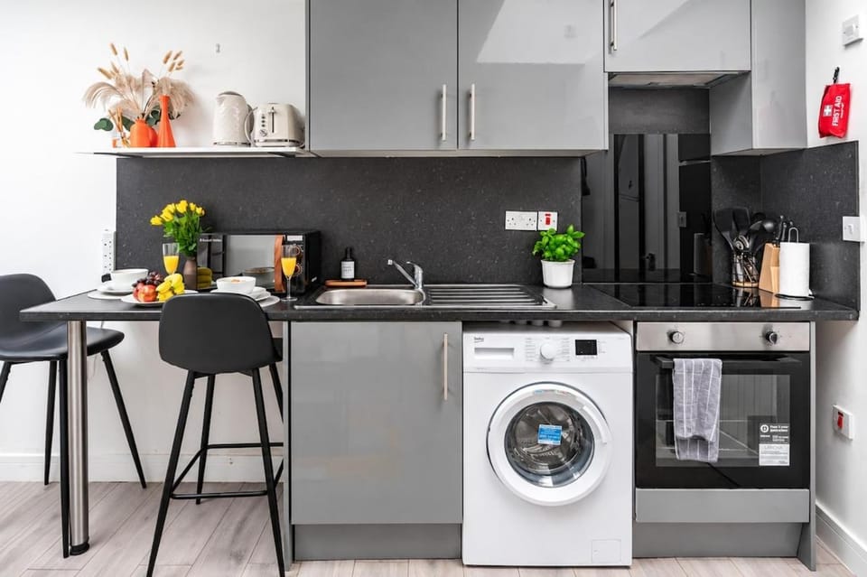 Open-Plan Studio with Living Area Near Tube Apartment in London