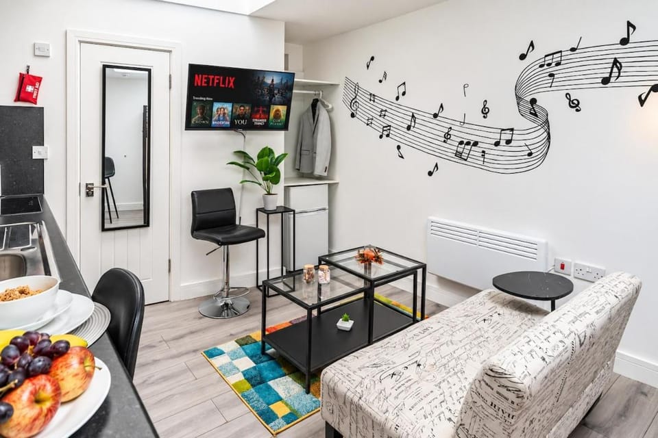Open-Plan Studio with Living Area Near Tube Apartment in London