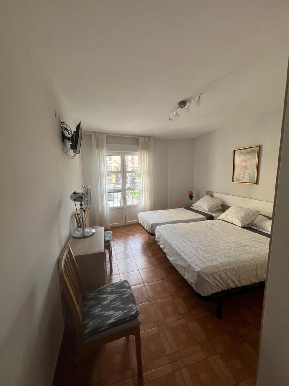 Bed, TV and multimedia, Photo of the whole room, Bedroom