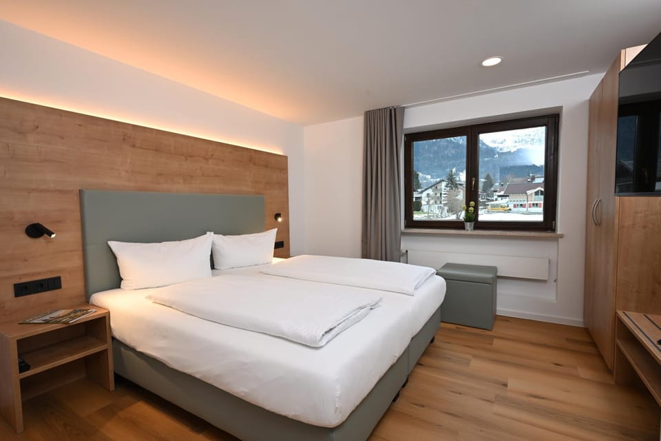 Bed, TV and multimedia, Bedroom, wardrobe