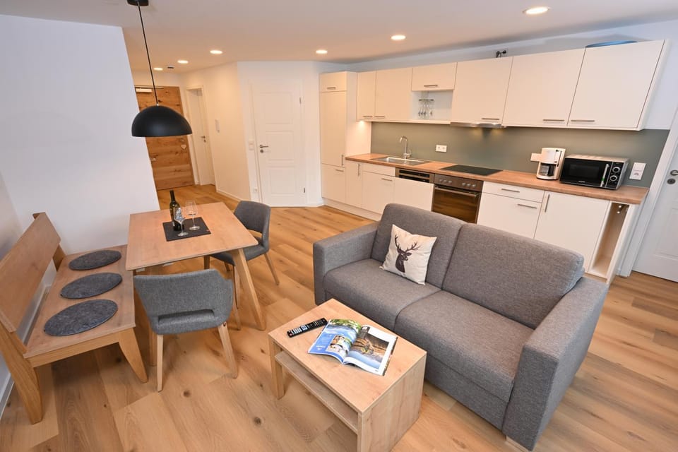 Coffee/tea facilities, Kitchen or kitchenette, Living room, Seating area, Dining area