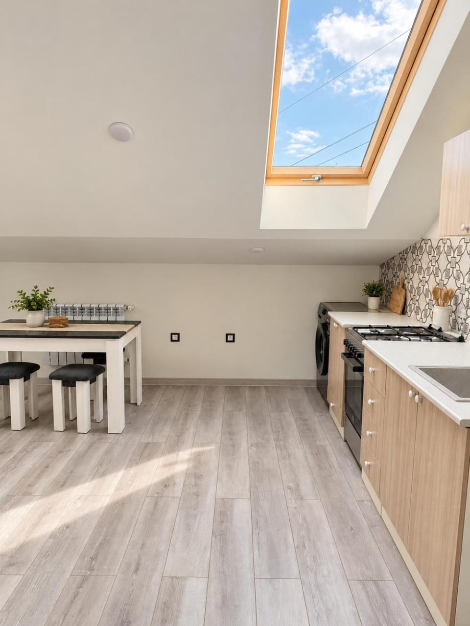 Kitchen or kitchenette, Dining area, stove
