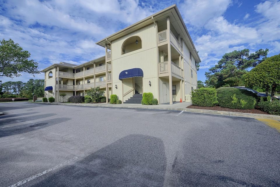 Beach Days + Hot Tub Nights: Little River Condo House in Little River