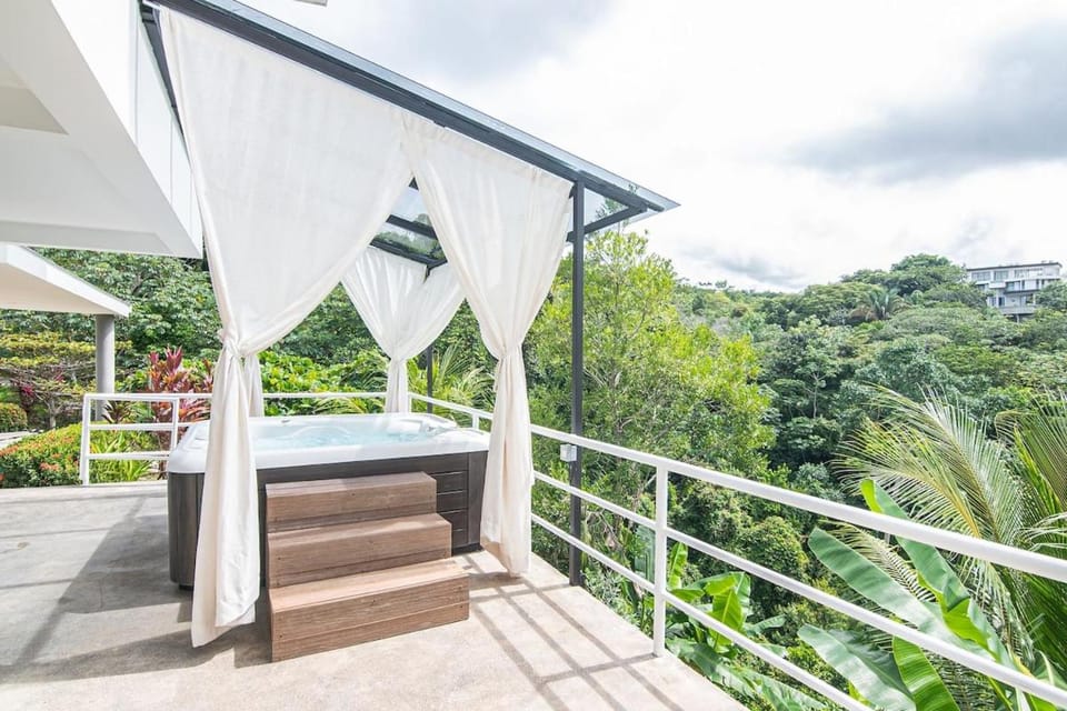 Luxury 4BR Villa de los Monos Ocean View Infinity Pool & Jacuzzi Villa in Playa Hermosa