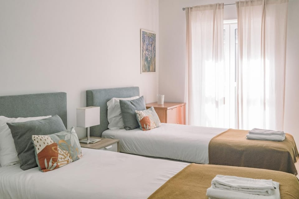 Bed, Bedroom, towels