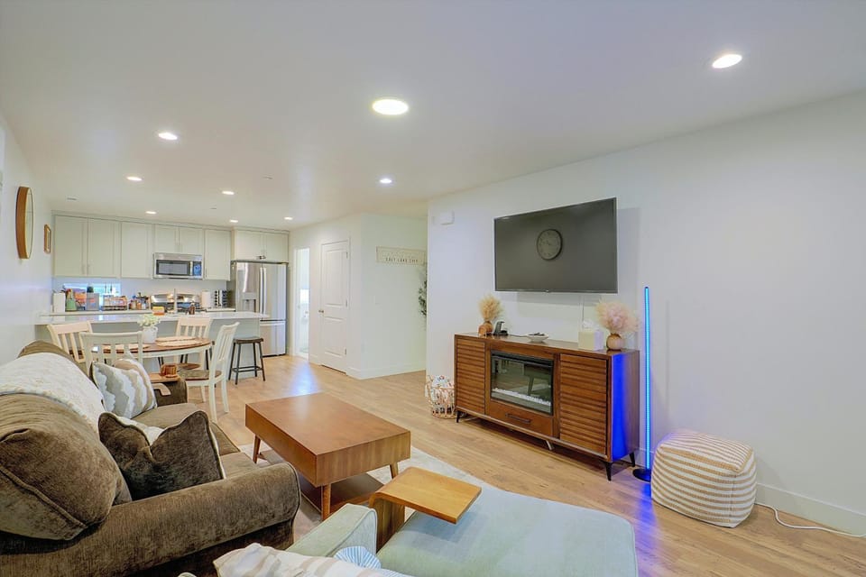 Leos Cozy Getaway near SLC Airport & Downtown House in Salt Lake City