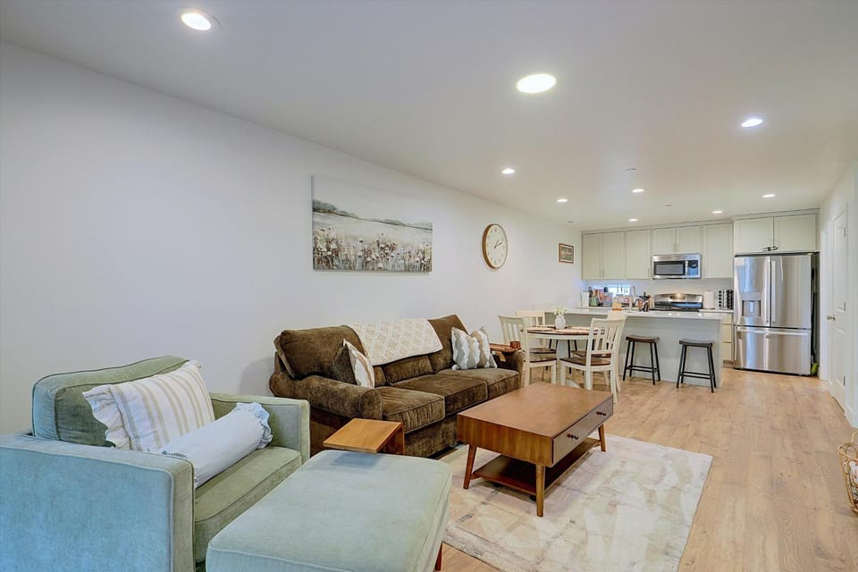 Leos Cozy Getaway near SLC Airport & Downtown House in Salt Lake City