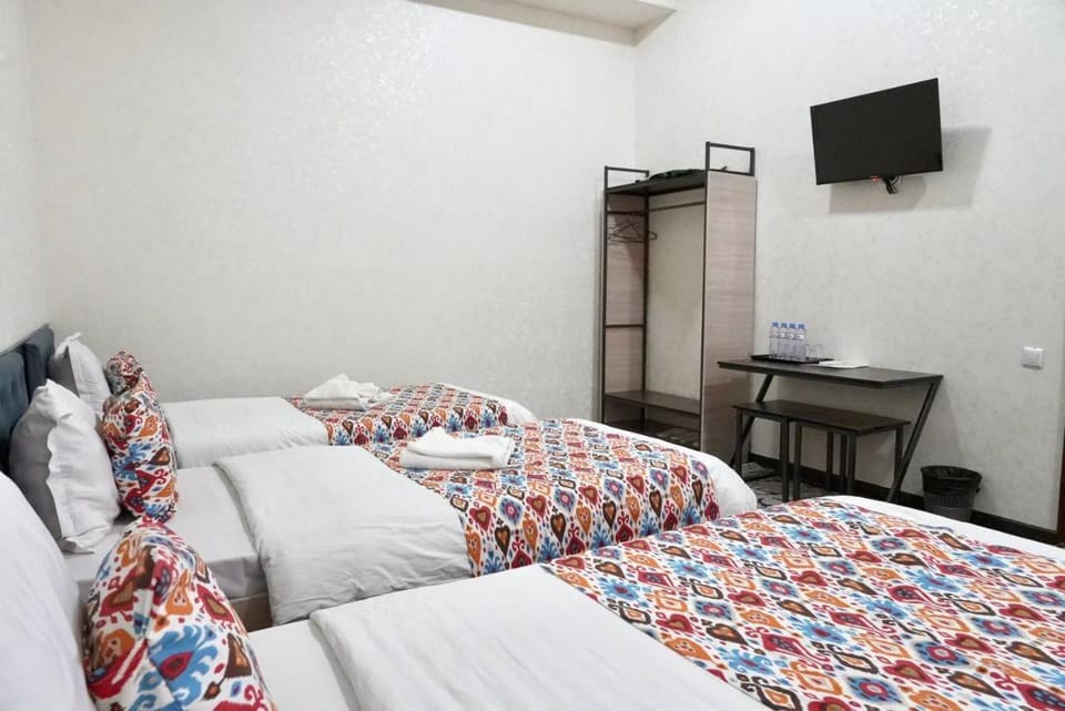 Bed, TV and multimedia, Photo of the whole room, Bedroom, hair dresser
