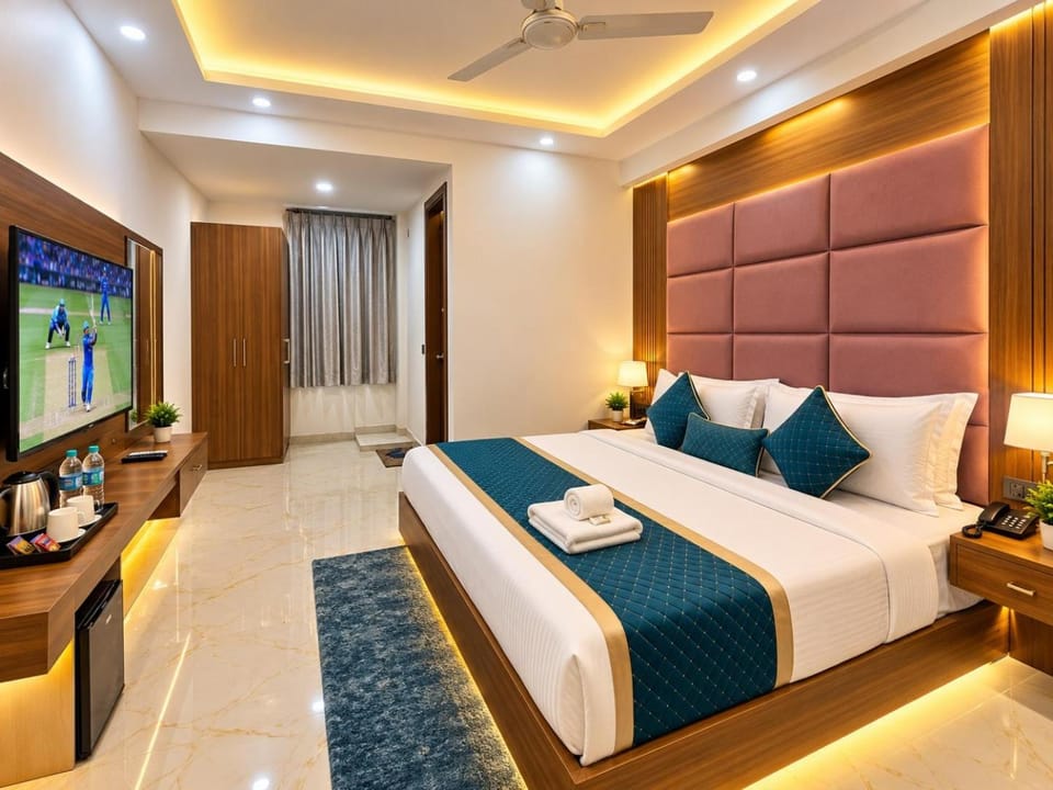 Property building, Bed, TV and multimedia, Living room, Photo of the whole room, Seating area, Bedroom, fireplace, wardrobe, air conditioner