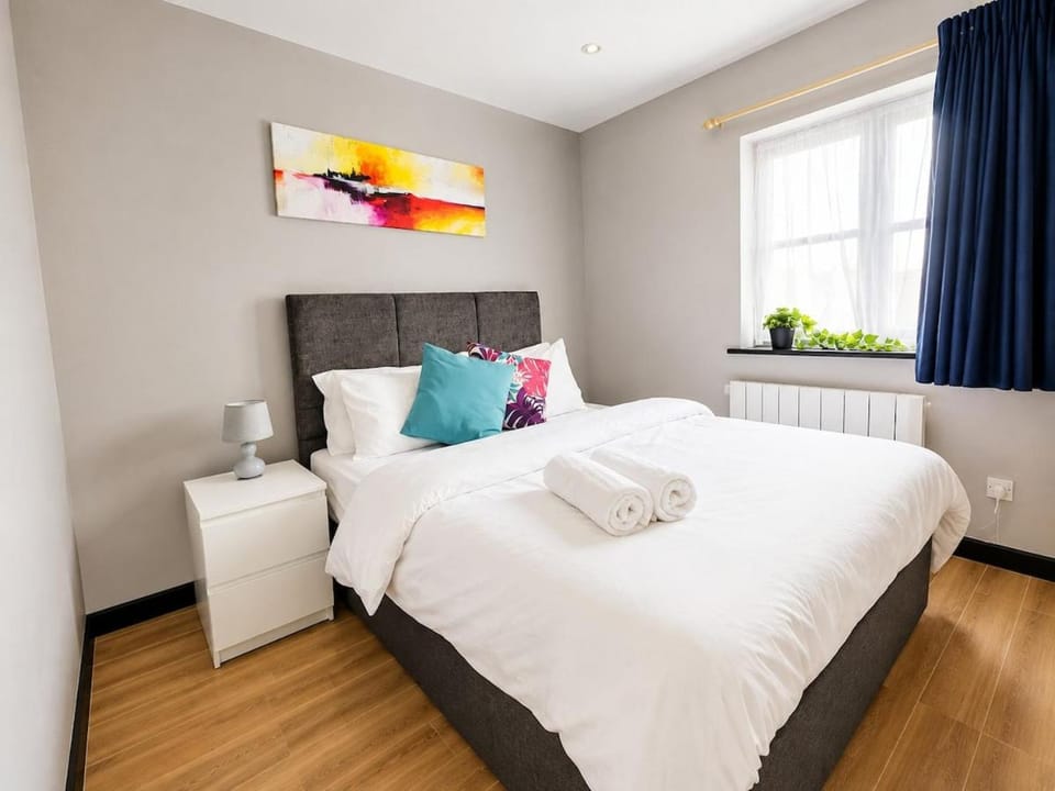 Stylish Two Bedroom London Home Parking and Patio House in Edgware