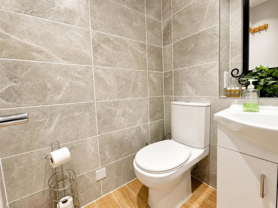 Stylish Two Bedroom London Home Parking and Patio House in Edgware