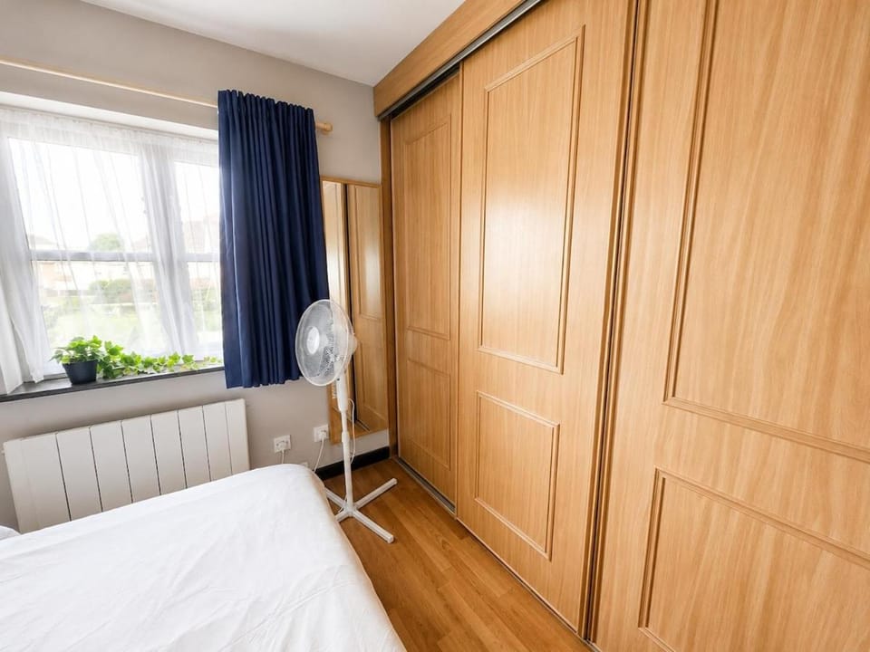 Stylish Two Bedroom London Home Parking and Patio House in Edgware