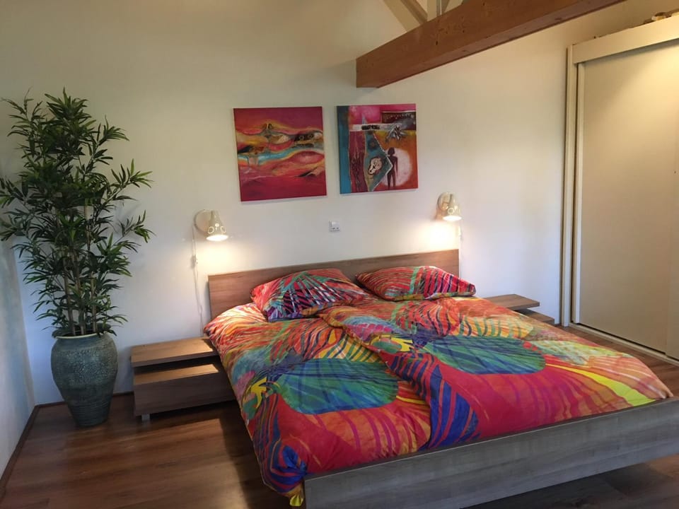 Photo of the whole room, Bedroom