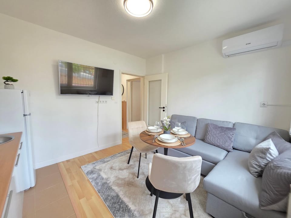 TV and multimedia, Living room, Seating area, Dining area, air conditioner