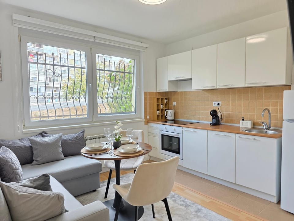 Coffee/tea facilities, Kitchen or kitchenette, Living room, Seating area, Dining area, oven, stove