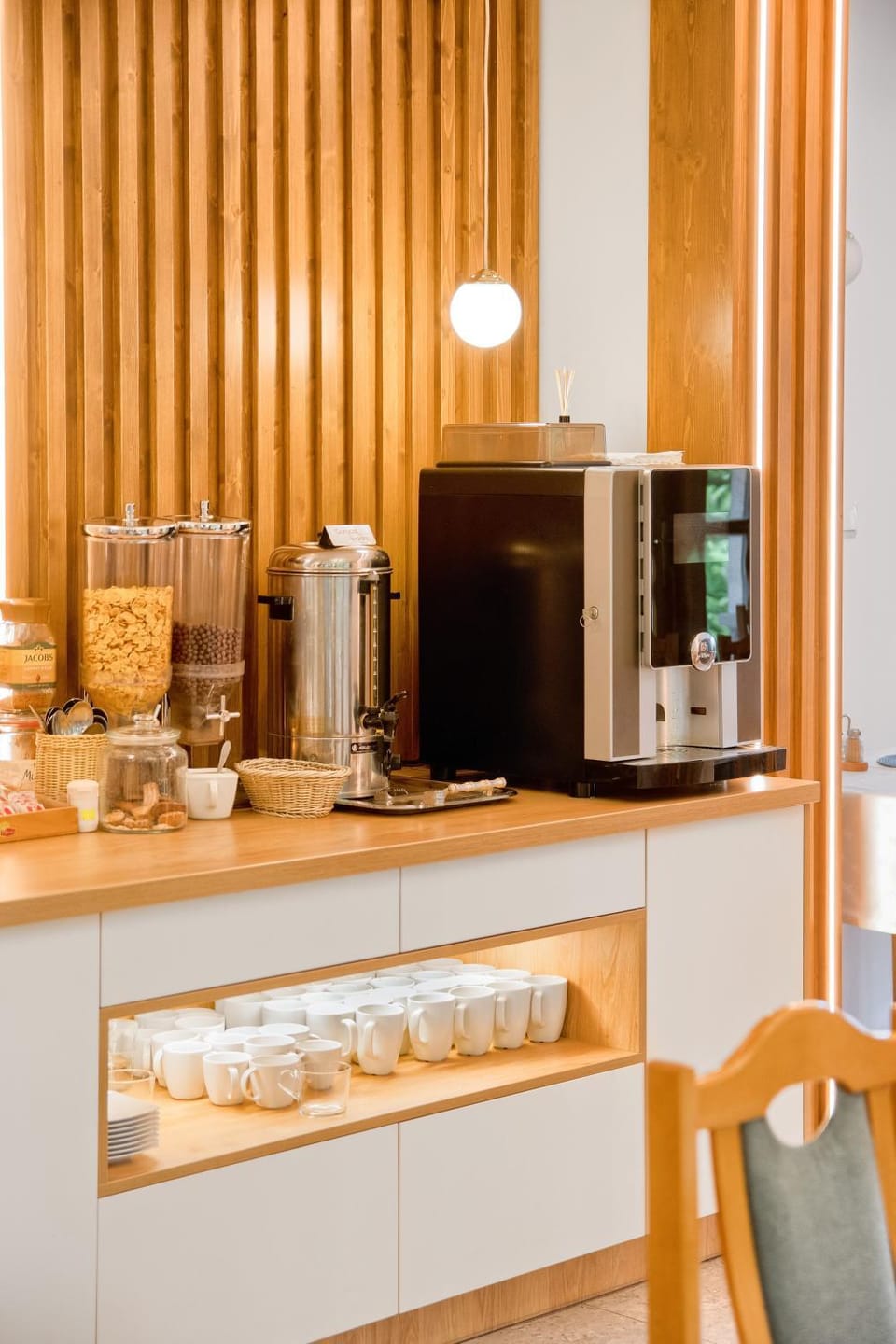 Coffee/tea facilities, Food and drinks