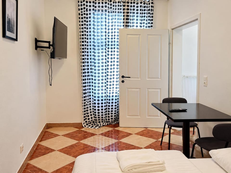 Bed, TV and multimedia, Seating area, Dining area, Bedroom