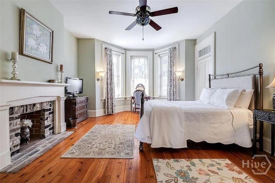 Large 1882 Estate with 8BR Near Forsyth Park Parking House in Savannah