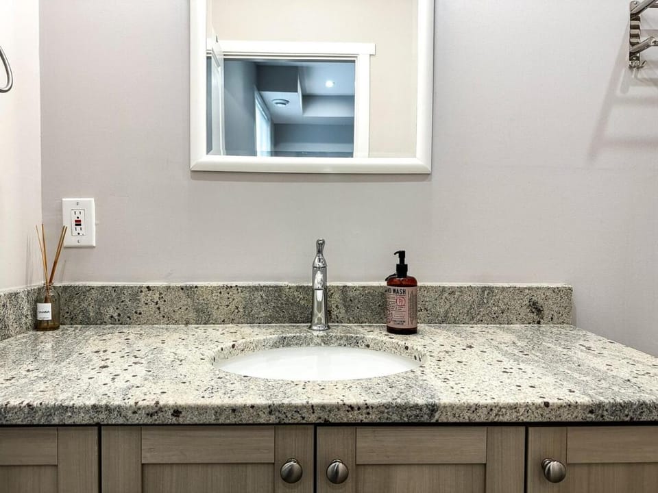 Modern 2 Bedroom Apartment in North Bay Apartment in North Bay