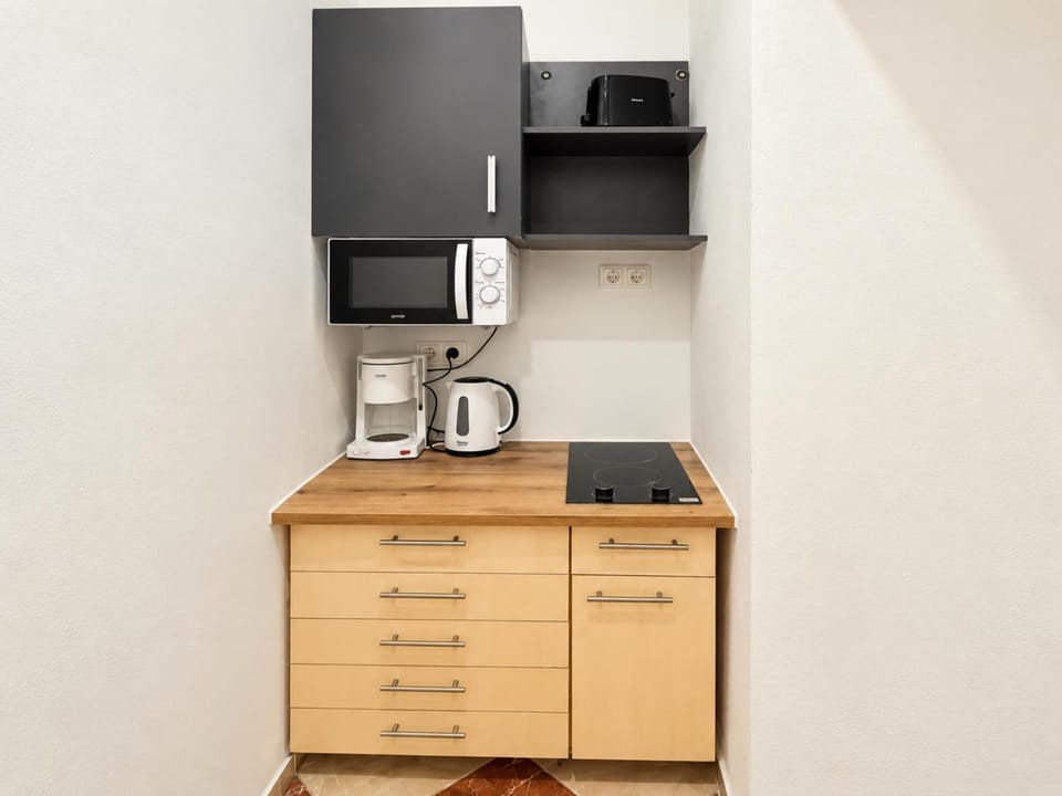 Coffee/tea facilities, Kitchen or kitchenette, oven, toaster