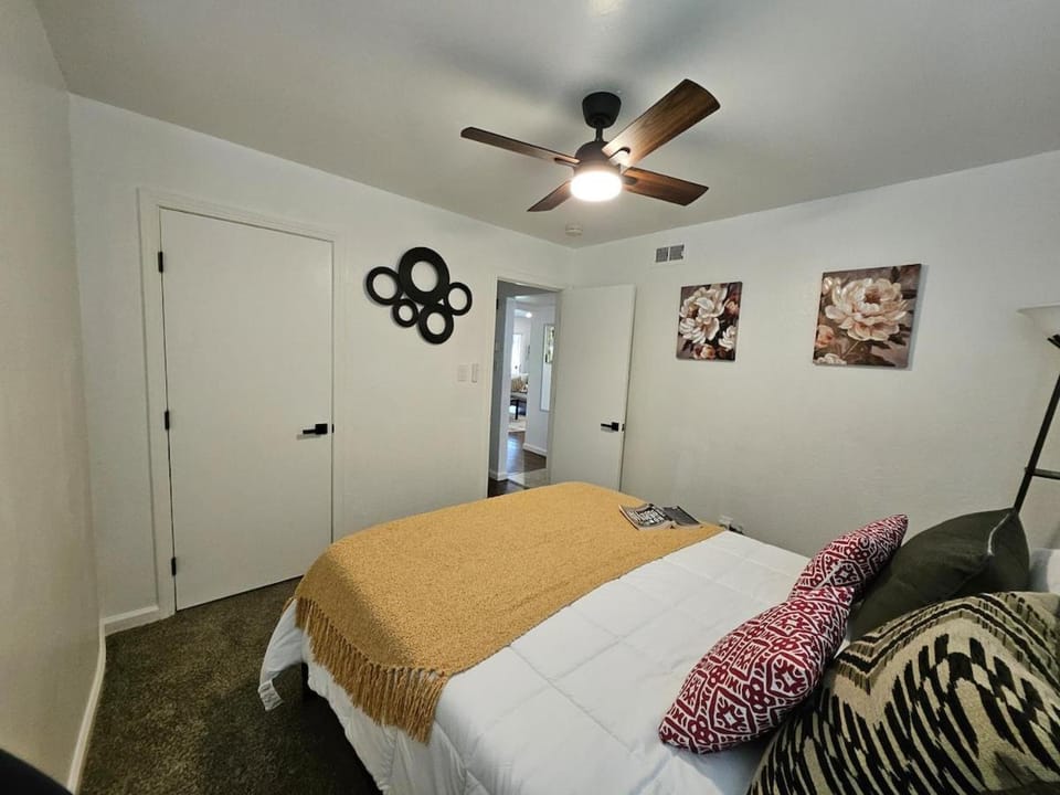 Charming 4BR Home in Carmichael & Sacramento House in Citrus Heights
