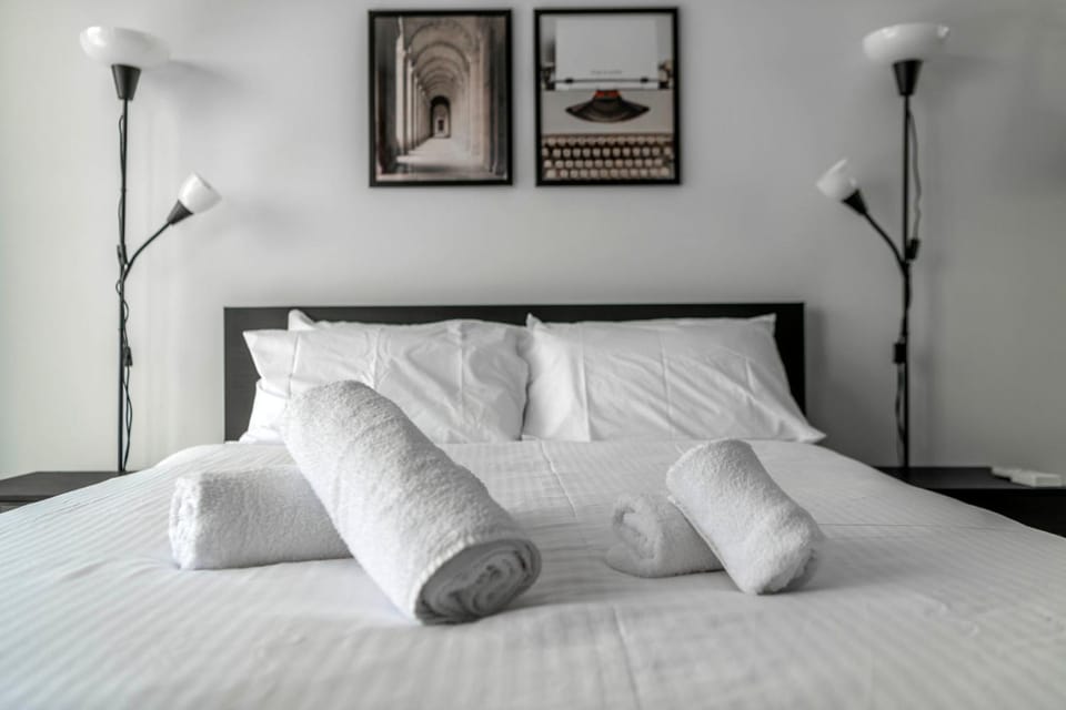 Bed, Bedroom, towels