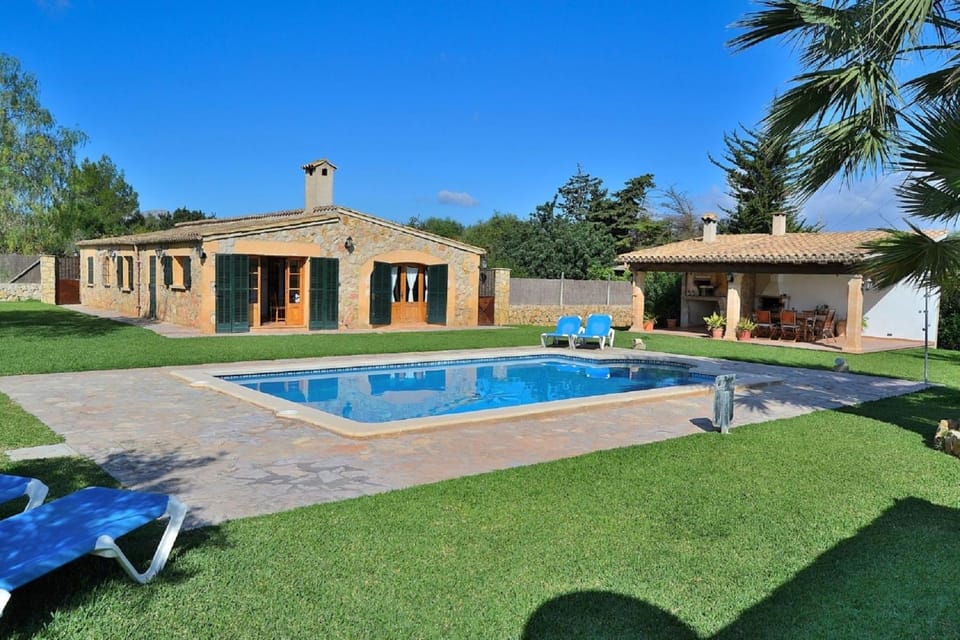 Property building, Facade/entrance, Off site, Day, Garden, Garden view, Pool view, Swimming pool, sunbed
