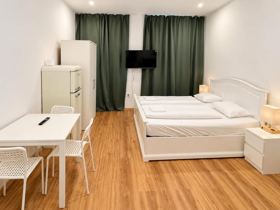 Bed, TV and multimedia, Bedroom, wardrobe