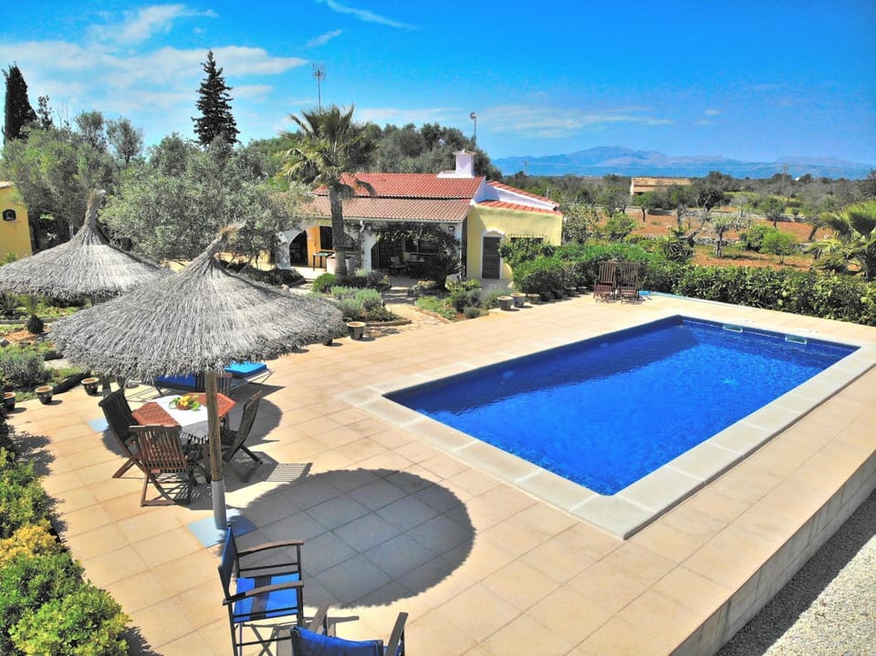Property building, Patio, Facade/entrance, Off site, Day, Natural landscape, Garden, Garden view, Mountain view, Pool view, Swimming pool, Swimming pool, sunbed