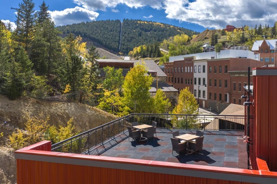 Rooftop Retreat, Walk To Casinos, Dining and Shuttle House in Central City